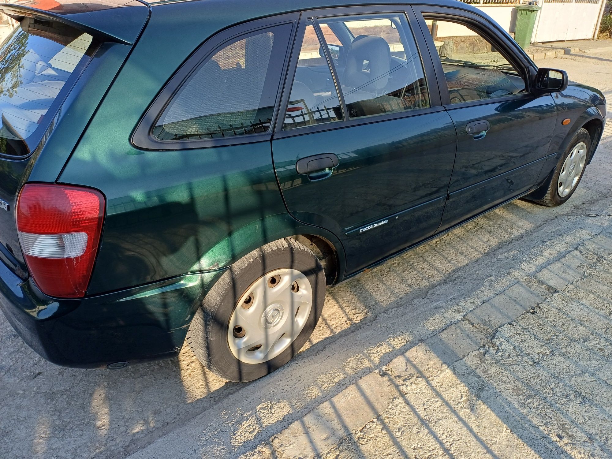 Продавам Mazda 323