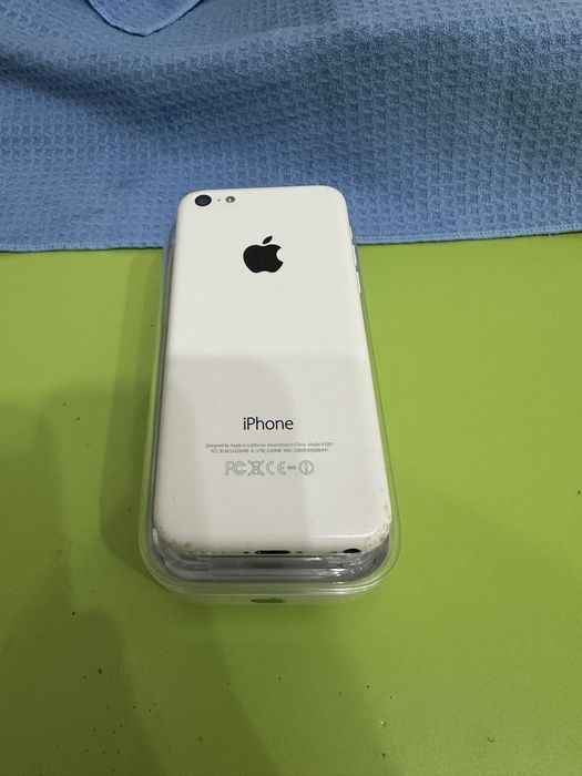 Продавам iPhone 5c с оригинална кутия