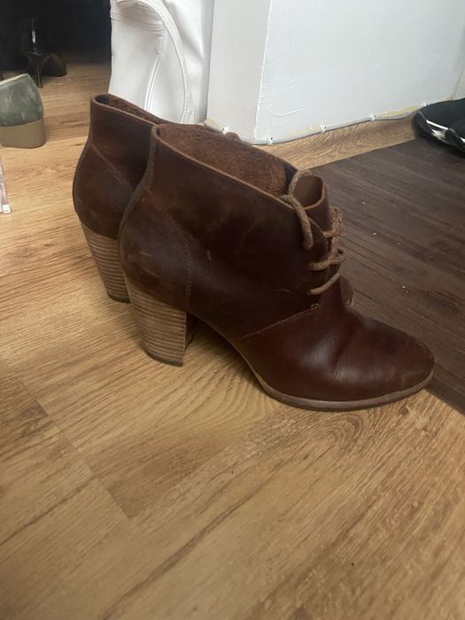 Нови кожени боти UGG, номер 39