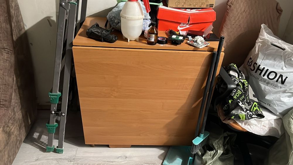 Отдам стол книжку