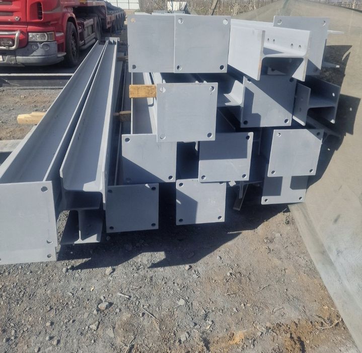 Vând structura metalică cu dimesiunea de 10x20x4 compusă din :
5 ferme