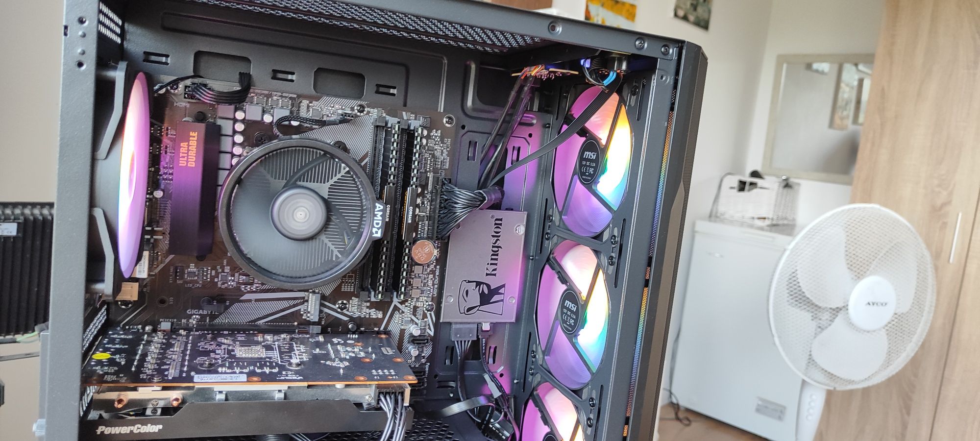 Компютър геймърски  ryzen5600x ,rx 6600 ,16 рам Corsair 750+gold захр.