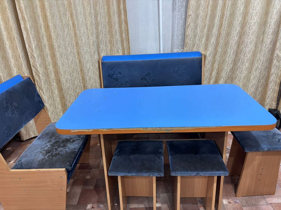 Продам стол со стульями.