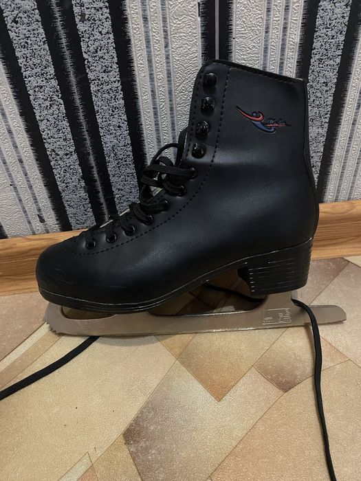 Коньки женские новые черного цвета 36 размер
