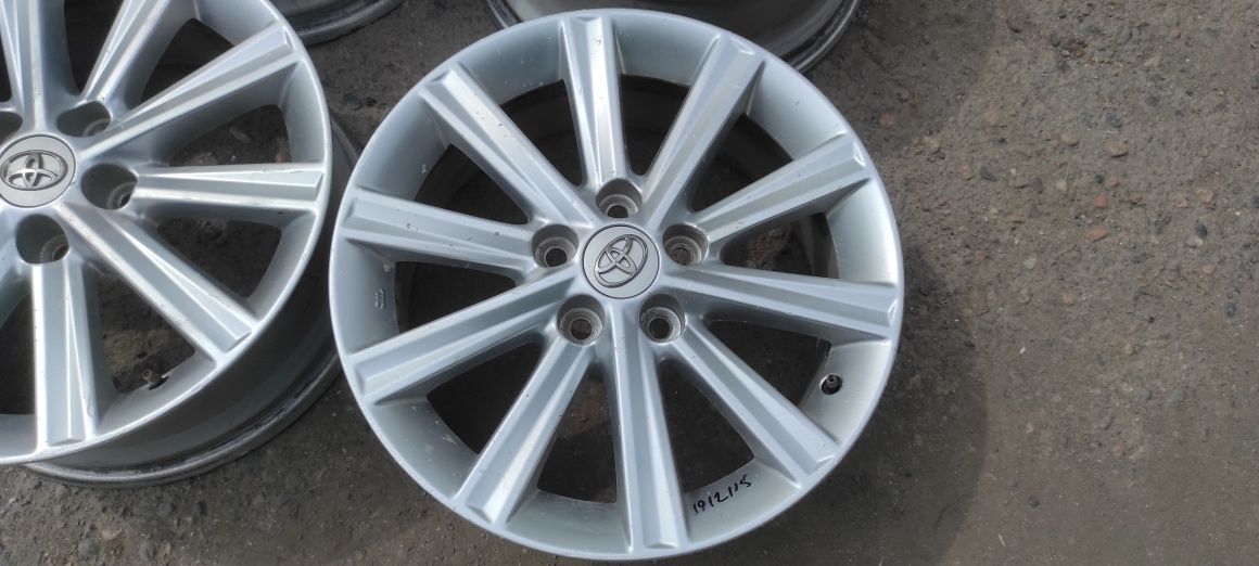 Комплект оригинальных дисков R17.  Toyota Camry