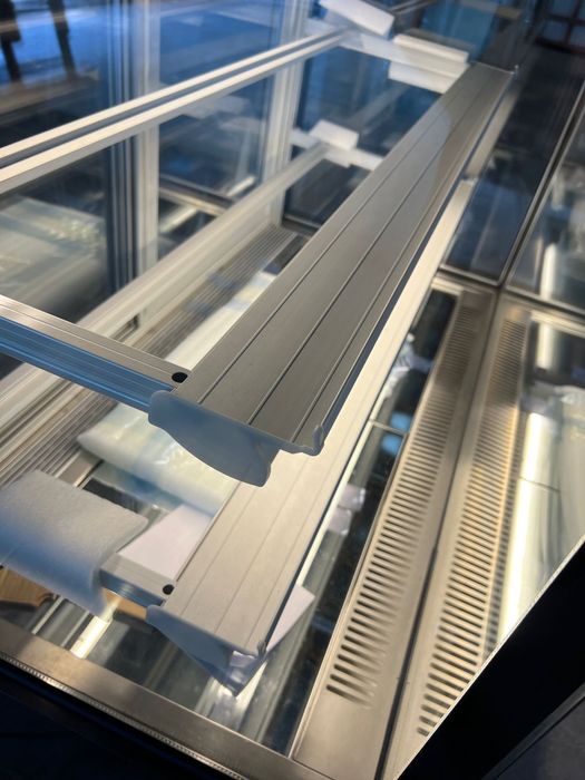 Vitrina frigorifica pentru prajituri