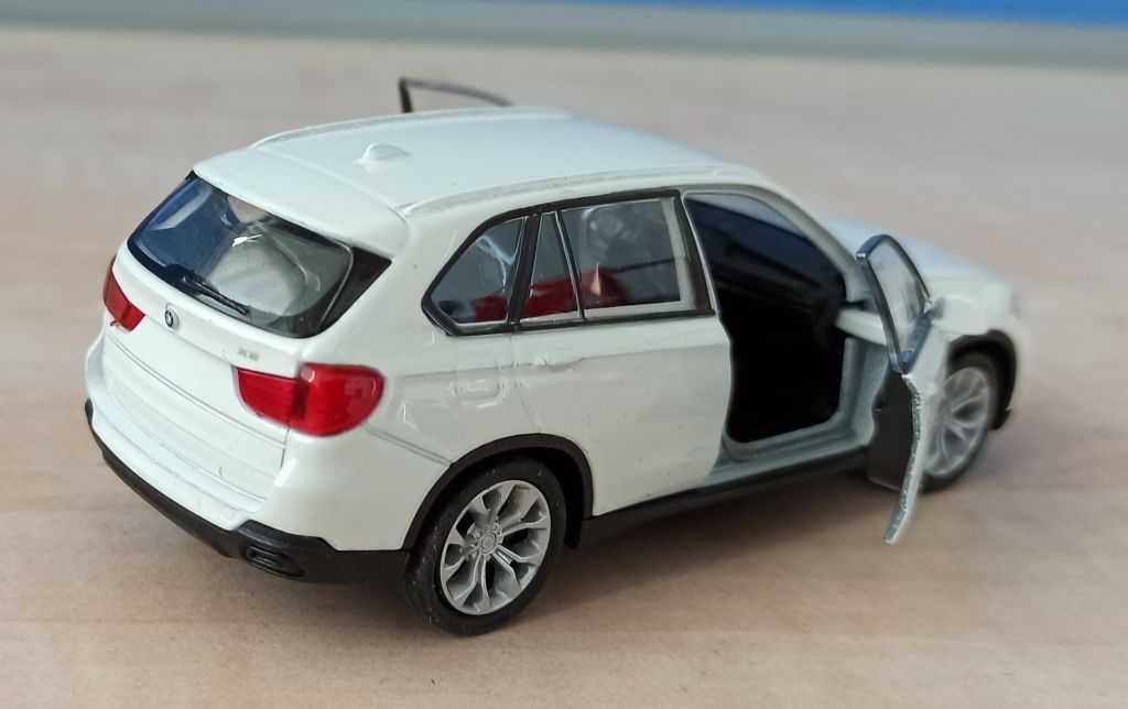 Macheta BMW X5 (F15) alb 2013 - Welly 1/36