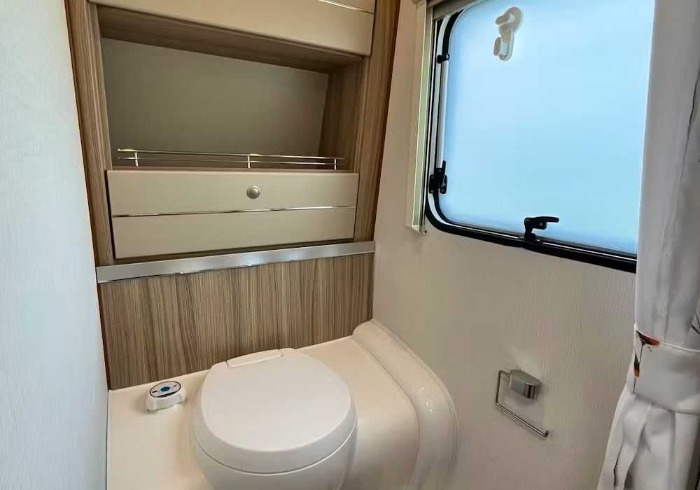 Rulota Fendt 435 Bianco, 4 persoane, de inchiriat