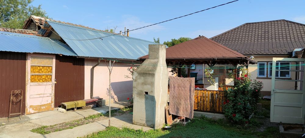 Vând casă cu curte