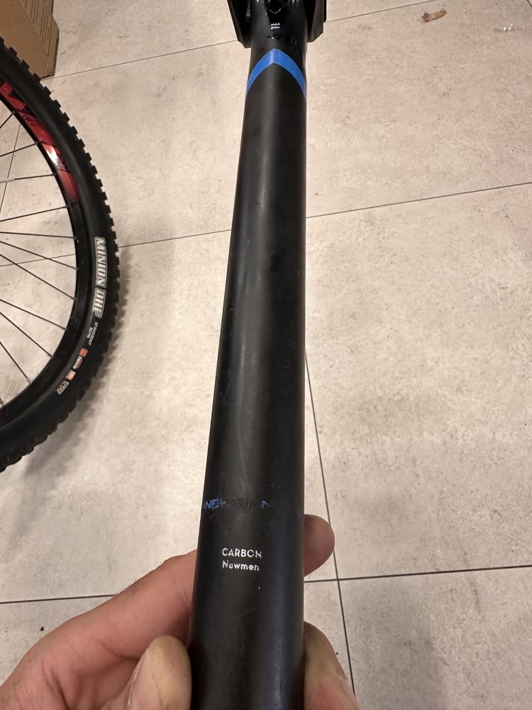 Tijă șa Carbon Newmen Advanced 30.9 400 mm