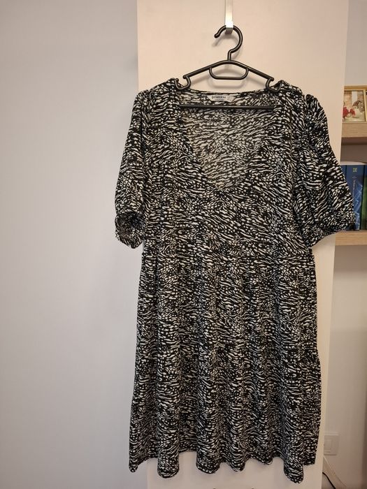 Rochita Steadivarius, marime L, negru cu alb, impecabila