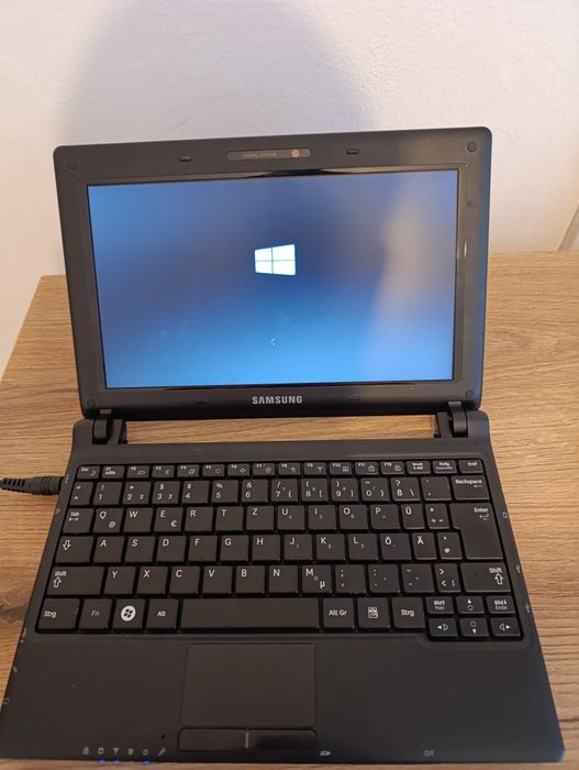Vând mini laptop Samsung