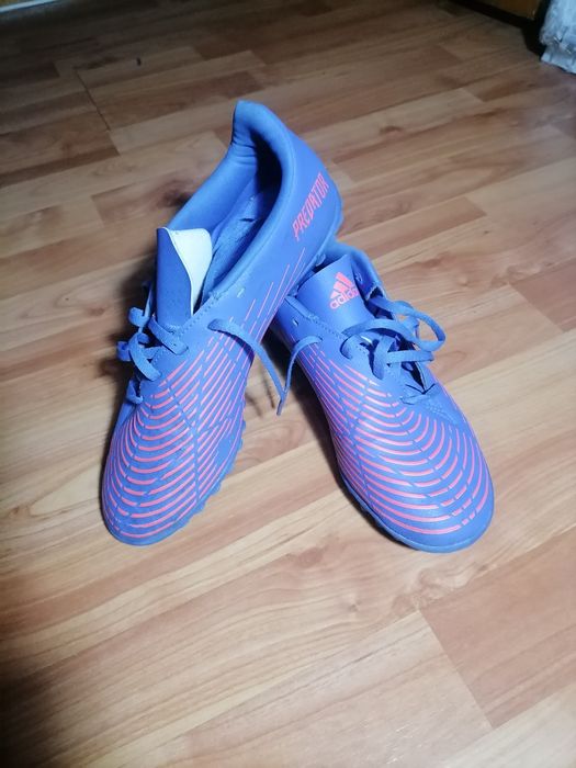 Ghete de fotbal predator