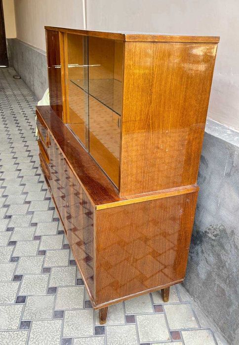 Старинный книжный шкаф