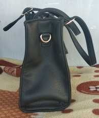 Темно-коричневая сумка с двумя короткими и одной длинной ручками