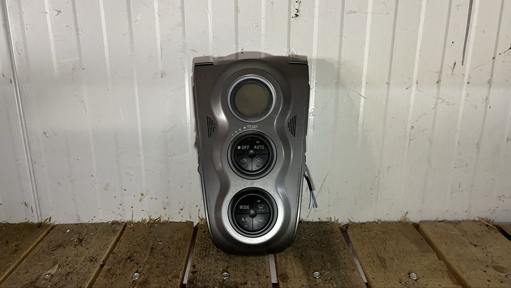 2 броя панел за климатик Toyota Yaris 2005-2013