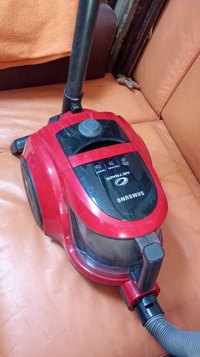Надёжный пылесос SAMSUNG с контейнером без мешка. Практически новый.