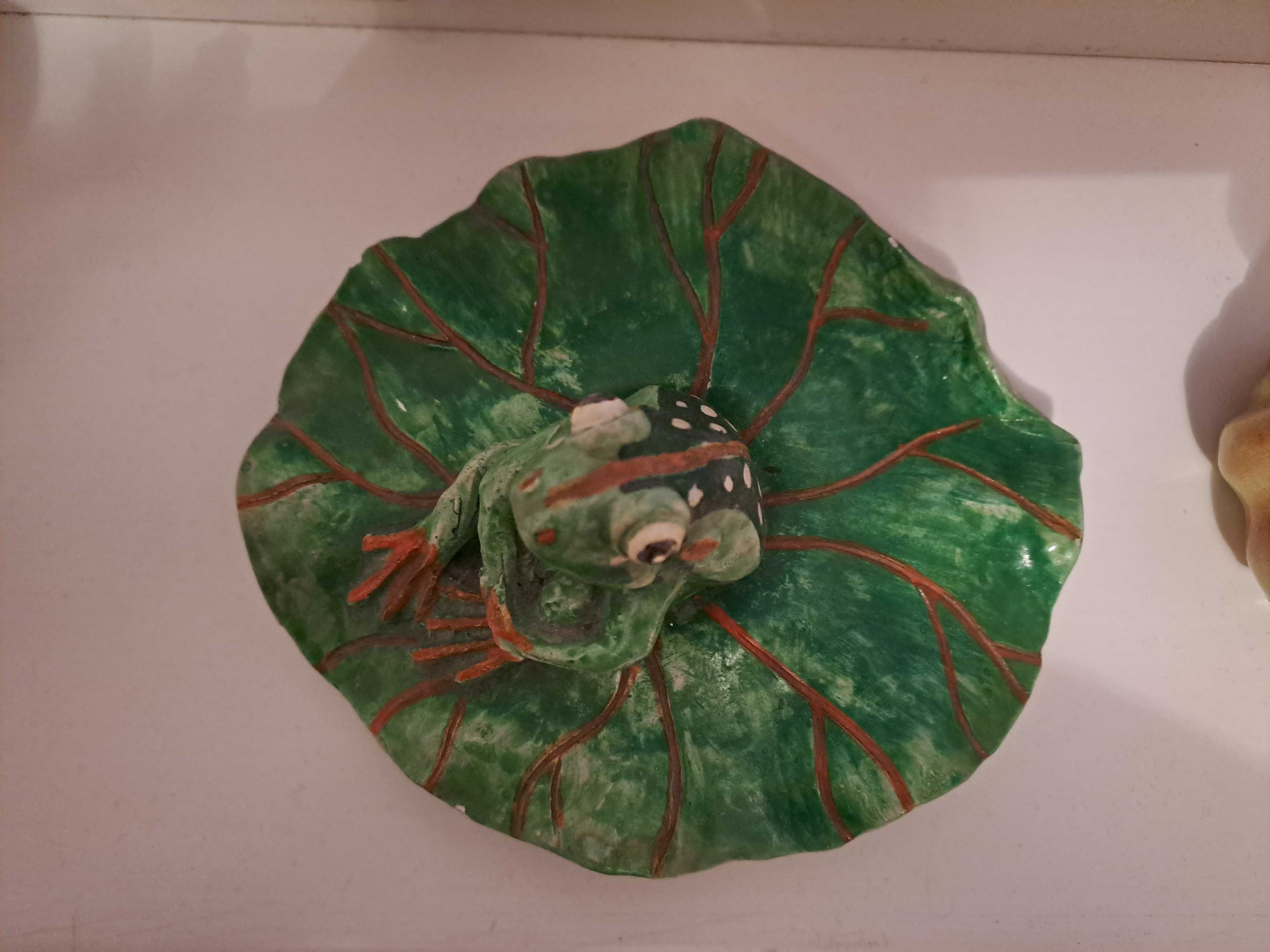 Сувенир фигурка жаба върху листо