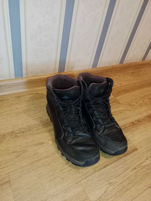 Продам мужские б/у зимние ботинки 42,43,44 размеров адрес 6 мкр