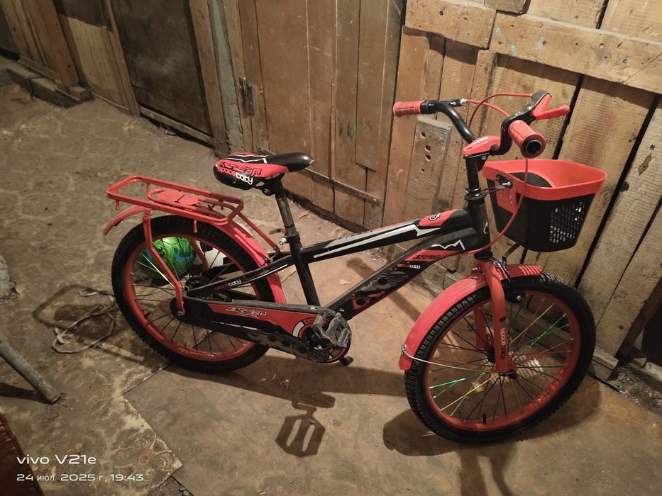 Велосипед красного цвета