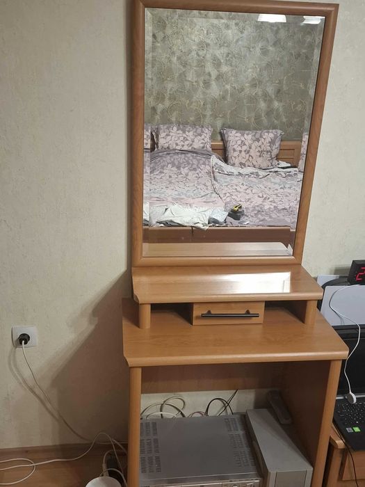 спалня с гардероб шкафчета, комод и тоалетка