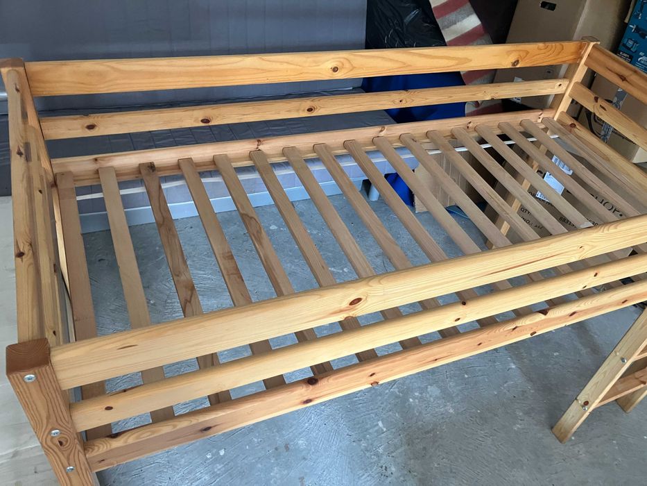 Vand pat din lemn masiv cu scara