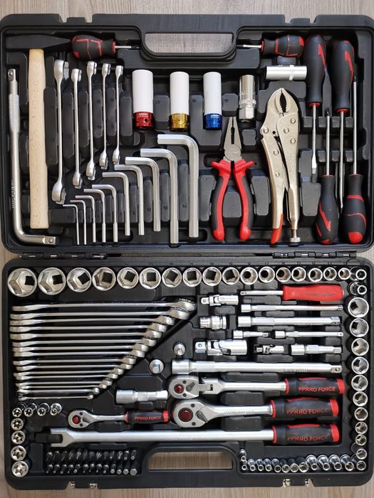 Набор инструментов для авторемонта.