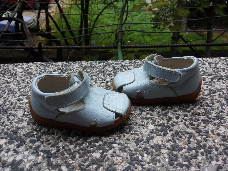Сандалки, чехлички и пантофки за бебешки крачета