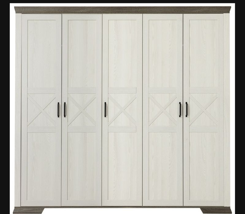 Продам очень красивый и крепкий шкаф пр Белоруссия в отличном состояни