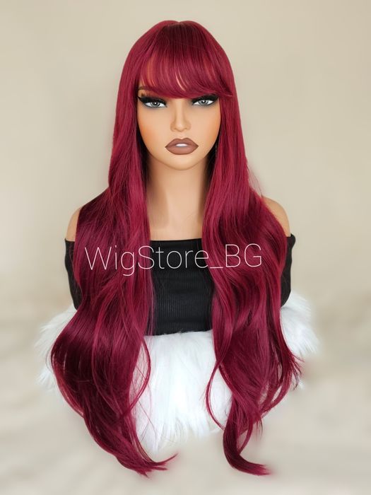 Тъмно червена бордо перука с бретон на леки вълни