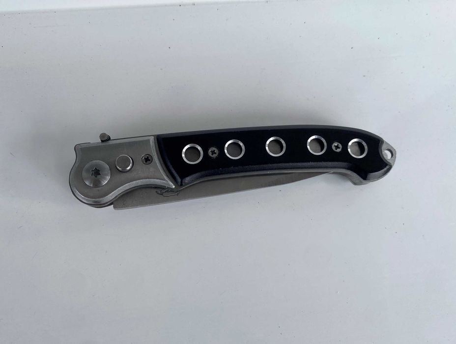 Cuțit pliabil tactic cu deschidere asistată, model gravat pe lamă