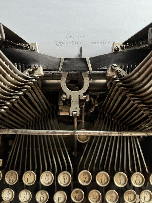 masina de scris veche Courier