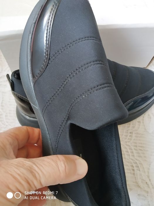 Кизларга янги кора пойафзал ва красовка.  70-минг сум.