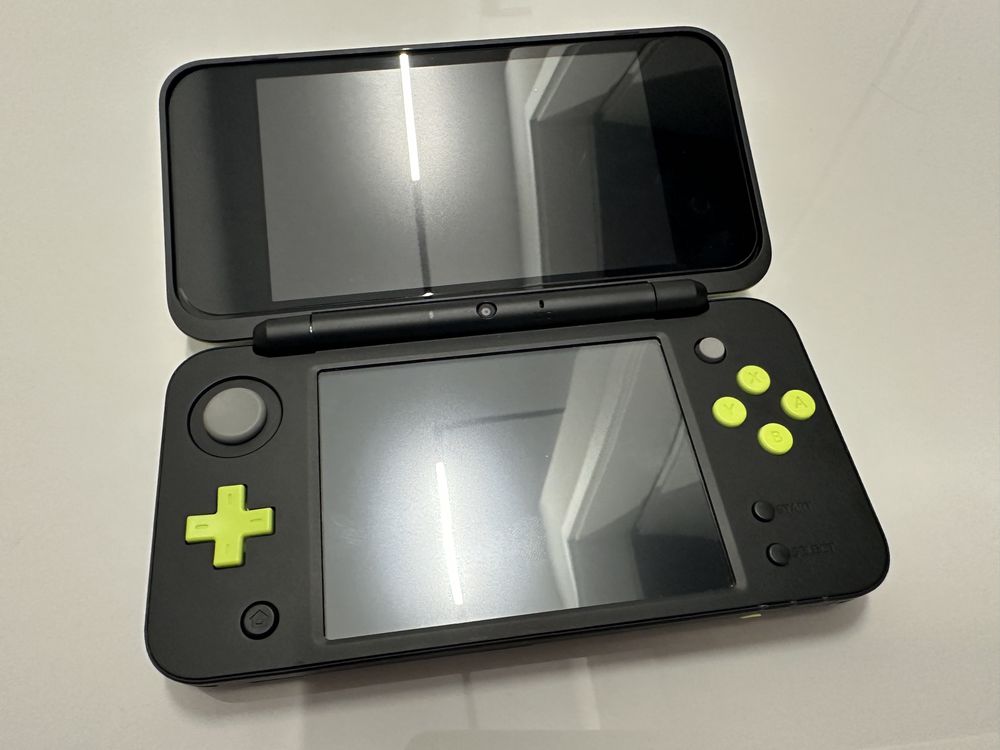 New Nintendo 2DS Black and Green