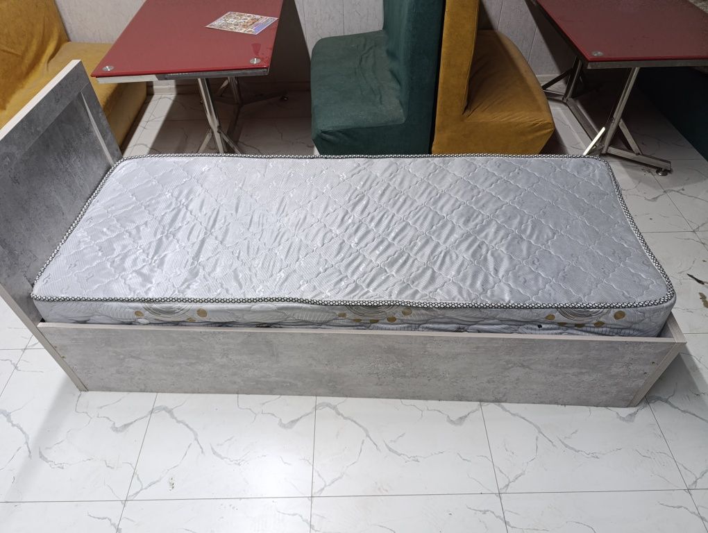 1 kishilik divan matrasi va tumbochkasi bilan sotiladi narxi 800000 so