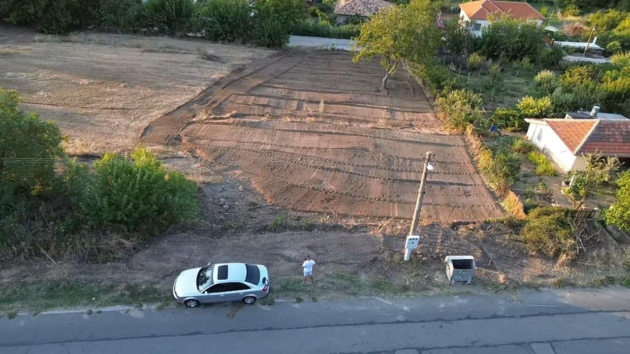 Продава се парцел 1311 кв.м в регулация с.Айдемир, на главен път.