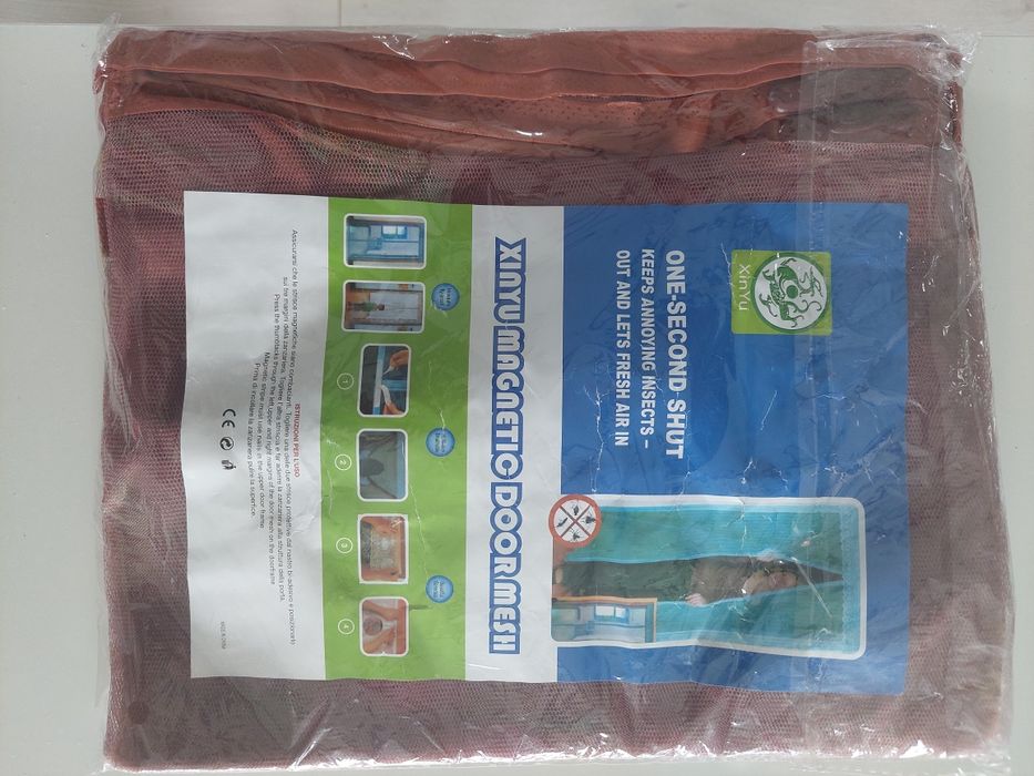 Perdea antiinsecte cu inchidere magnetică
