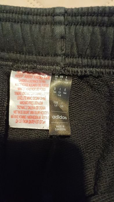 Долнище на Adidas в отлично състояние