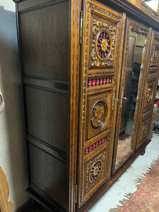 Масивен старинен гардероб