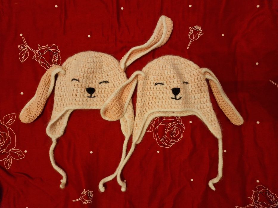 Caciulite impletite, cu urechiuse de catelusi, fetițe gemene