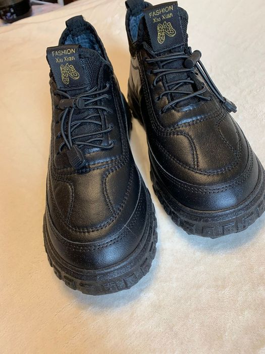 Срочно продам мужские кросовки