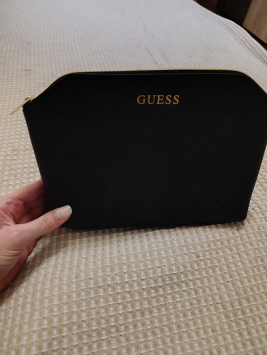 Нов несесер Guess