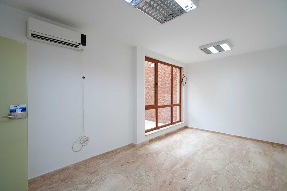 Продава се Офис в Варна, Център - 133 кв.м за 3083 €/кв.м - Снимка #12