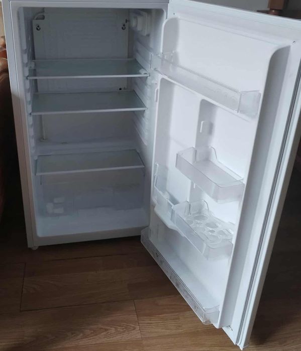 vând Frigider Arctic 88 l
