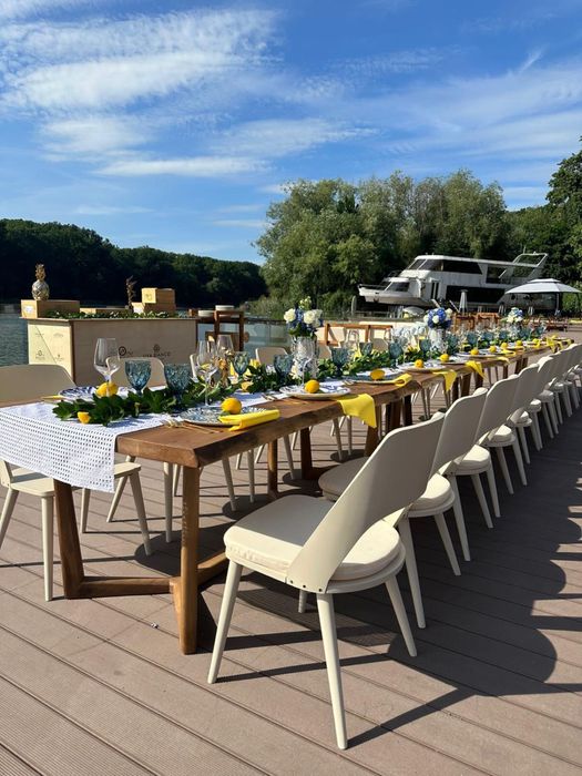 Vand mese si scaune din lemn masiv.