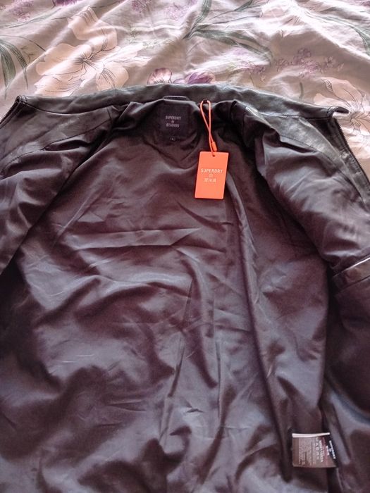 Vând geacă de piele Superdry L. Nouă!!!