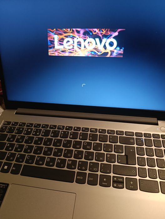 Lenovo notebuk sotiladi