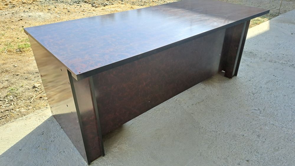 Стол сотилади янги.