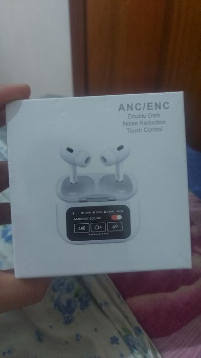 Наушники с экраном очень хороший звук и экран работает на ура!