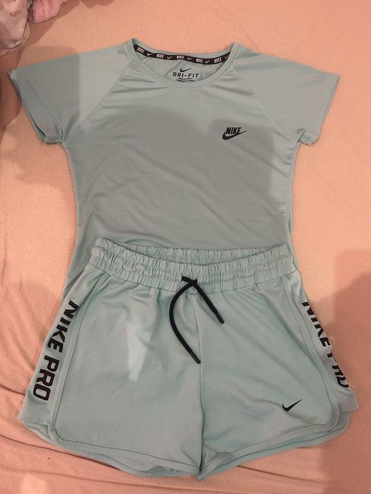 Комплект Nike размер хл отговаря на размер м